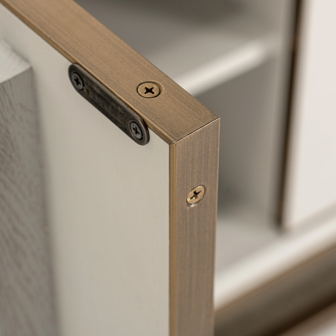 Kumode Whitebone misiņa 4 durvis  Richmond Interiors 91/225/47 cm Verona pelēks - N1 Home