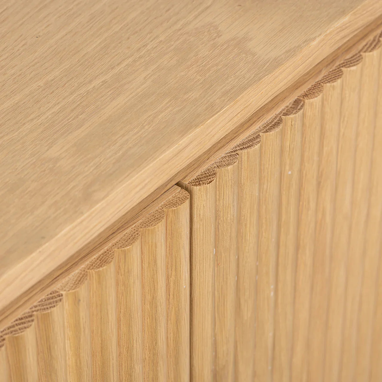 TV skapis Belfort ar 4 durvīm Richmond Interiors 56/185/45 cm dabīgs ozols - N1 Home