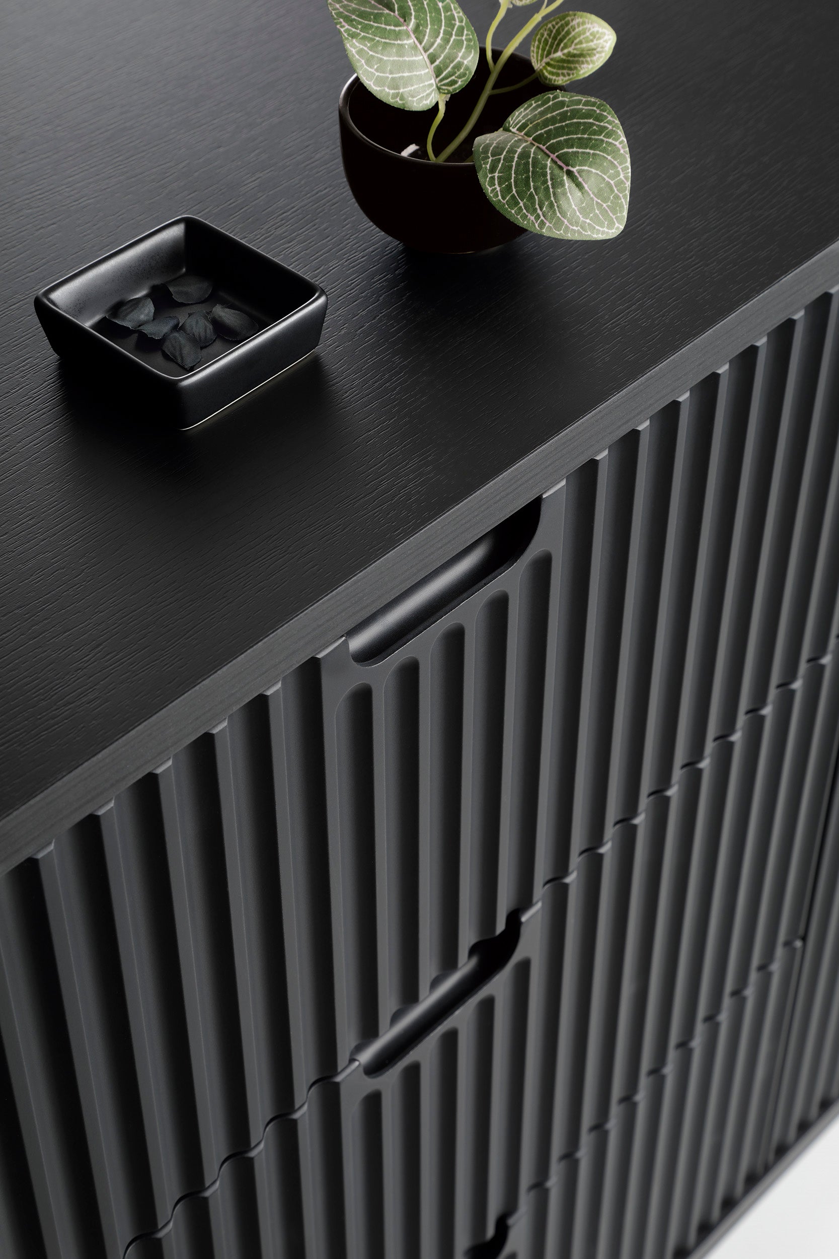 Kumode ROA 168/87/39 cm melns/zelts - N1 Home