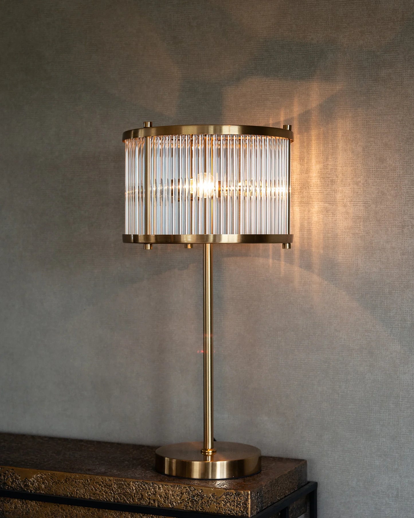 Galda lampa Richmond Interiors Loiza 64/32/32 cm zelts - N1 Home