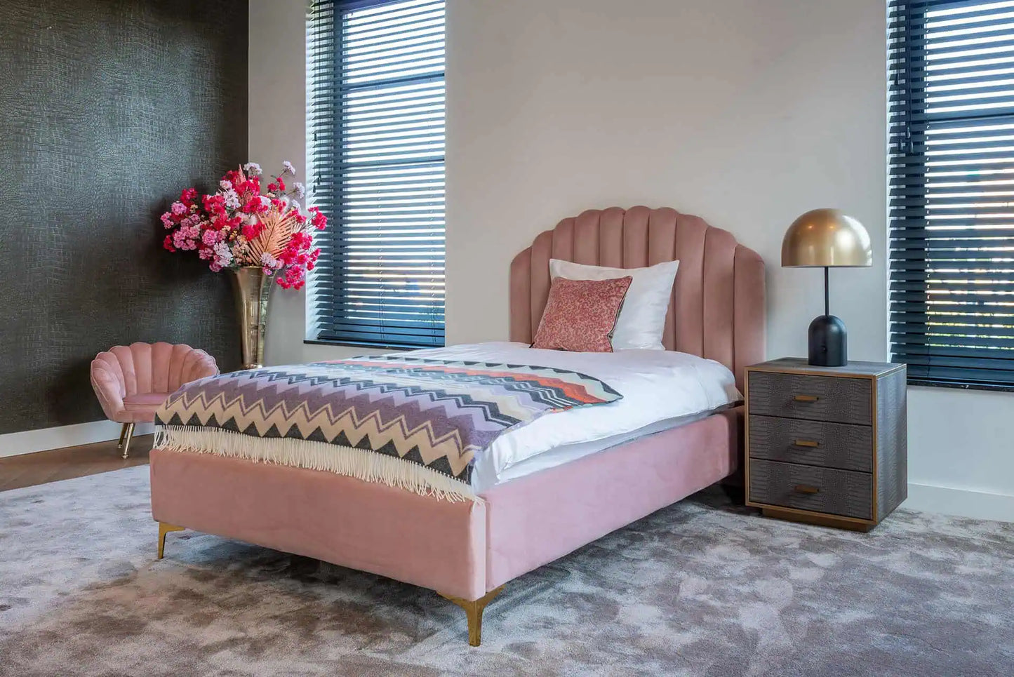 Naktsskapītis Classio ar 3 atvilktnēm  Richmond Interiors 61/50/50 cm birstēts zelts - N1 Home