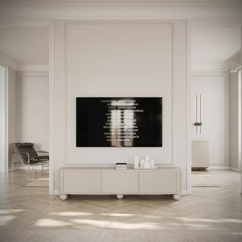 VELLORE TV skapis ar rievām, trīsdurvju, 163 cm, uz pelēcīgi bēšām kruķu kājām - N1 Home